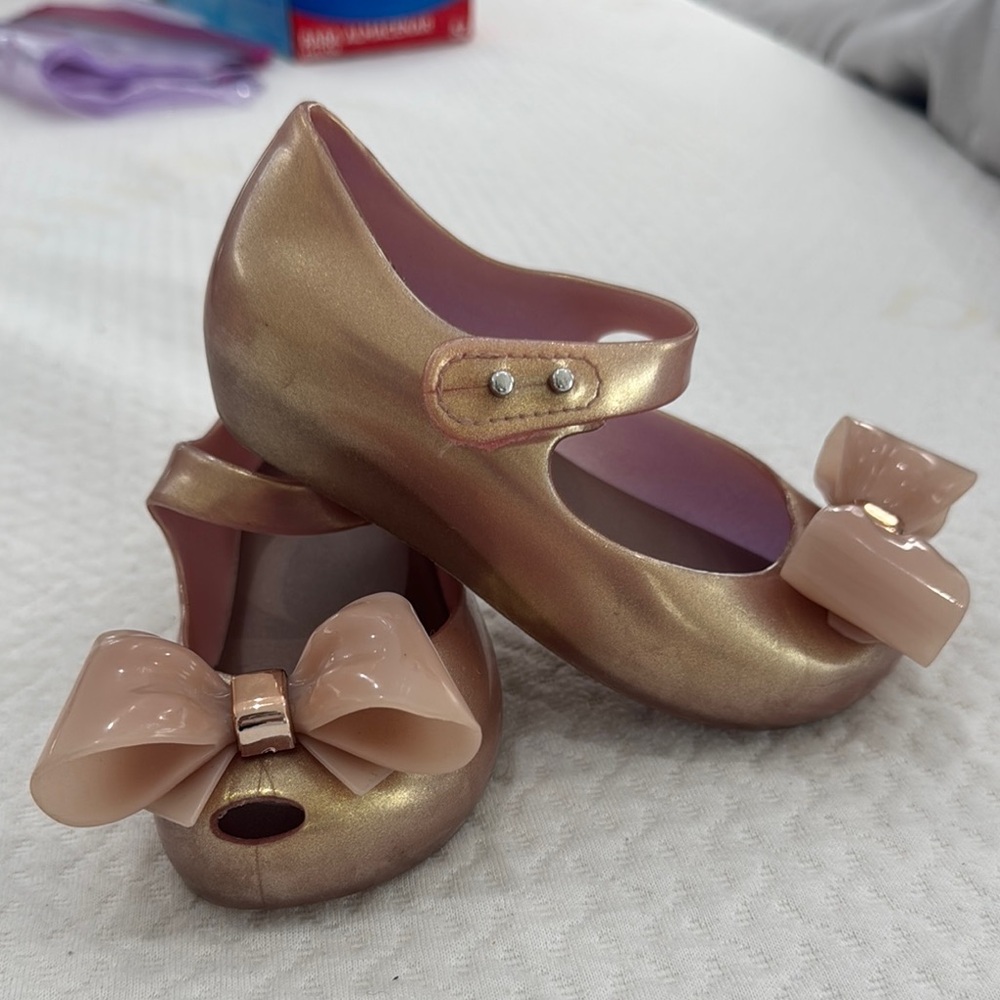 Mini Melissa Kids Rose Gold Bow Shoes - Picture 2 of 5